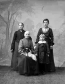 Ateljé.Tre damer och en flicka. Fotograf: Ellen Kock? Axel Lundbäck m.fl. Gullspångssamlingen.Bilder från Gullspång med omnejd.