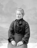 Ateljé. Dam. Fotograf: Ellen Kock? Axel Lundbäck m.fl. Gullspångssamlingen.Bilder från Gullspång med omnejd.