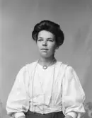 Ateljé. 
Dam.
Fotograf: Ellen Kock? Axel Lundbäck m.fl. 
Gullspångssamlingen.
Bilder från Gullspång med omnejd.