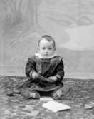 Ateljé.Litet barn på golvet. Fotograf: Ellen Kock? Axel Lundbäck m.fl. Gullspångssamlingen.Bilder från Gullspång med omnejd.