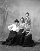 Ateljé.
Fyra damer. 
Fotograf: Ellen Kock? Axel Lundbäck m.fl. 
Gullspångssamlingen.
Bilder från Gullspång med omnejd.