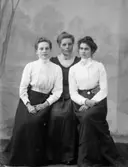 Ateljé. 
Tre damer. 
Fotograf: Ellen Kock? Axel Lundbäck m.fl.
Gullspångssamlingen.
Bilder från Gullspång med omnejd.