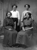Ateljé.
Fyra damer.
Sittande till höger Olga Delmar, *1896, död 1982, Gullspång. 
Fotograf: Ellen Kock? Axel Lundbäck m.fl. 
Gullspångssamlingen.
Bilder från Gullspång med omnejd.