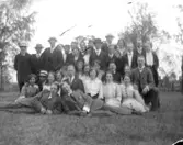 Exteriör. Stor samling personer i det fria. Fotograf: Ellen Kock? Axel Lundbäck m.fl. Gullspångssamlingen.Bilder från Gullspång med omnejd.