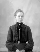 Ateljé. 
Dam. 
Fotograf: Ellen Kock? Axel Lundbäck m.fl. 
Gullspångssamlingen.
Bilder från Gullspång med omnejd.