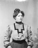 Ateljé. Dam. Fotograf: Ellen Kock? Axel Lundbäck m.fl. Gullspångssamlingen.Bilder från Gullspång med omnejd.