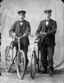 Ateljé. 
Två herrar med cyklar. 
Fotograf: Axel Lundbäck. 
Gullspångssamlingen.
Bilder från Gullspång med omnejd.