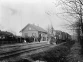Broddetorps station c:a 1900 med LSSJ lok 5 med tåg.