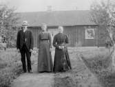 Karl Pettersson, Redigs ställe i Hakåsen, Sätuna.
Karl, hans fru Selma o hennes mor.