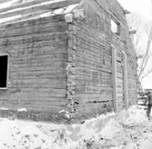 Flyttad till Stadsträdgården i Skara som flygel till Kråks herrgård.