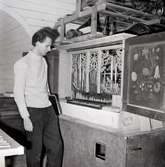 Nu i Västergötlands museums samlingar.

Mannen på bilden är orgelbyggaren Mads Kjersgaard. Han restaurerade orgeln 1977 och kunde då även instrumentet till orgelbyggaren Nicolaus Manderscheidt i Nürnberg.