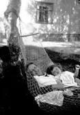 Hedvig och Eira i hängmattan, 1932.

Mor och dotter.