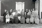 Karl August Frej:s 75-årsdag 23 juli 1926.
Övre raden från vänster:
1. Josefin Larsson
2. Elin Mogren
3. Vigotta-Hanna
4.
5.
6. 
7. Fru Moberg
8. Lilly Lind
9. 
10.
11. Fru Karlsson
12. 
13.
14. Hanna i Grönegården
Främre raden från vänster:
1. Ellen Pettersson med dotter
2. Gustava (Stava) Vennerholm
3. Tilda i Fältväbelsgården
4.
5. Håka-Larsa-Maja
6. Karl August Frej
7.
8.
9.