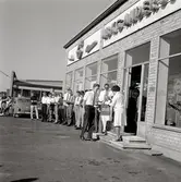 Bilden tagen vid AB K G Anderssons Bilhandel (nuvarande Brandstationen).
Rektor Eva Åsbrink delar ut pris i manöverprovstävling.