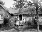 Korpral Hjalmar och hans hustru utanför sin stuga, Mellomskogen å Segerstadsfalan 1921.