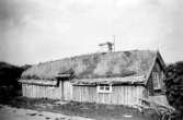 Lindströms-Larsa. Riven 1932. 
Låg i dreven mellan Broddetorps kyrka och Skogs stuga.