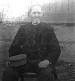 Johan Petter Andersson - gräsänkling och inhyseshjon i Holmagården, Bolum. 
Hustrun tog barnen och tillgängliga medel med sig och övergav mannen.