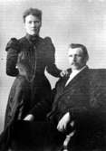 Folkskollärare Klas Albert Abrahamsson född 1869, död 1924 med sin fru Hilda Sofia Andersdotter Eriksson f 1873. 
AAbrahamsson var folkskolläare i Bolum från 1894 till sin död.