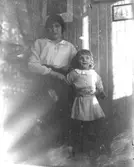 Kapten Sigge Flachs samling, Prinshaga, Axvall.

Marie-Louise Berg, gift Grauers, f. 1914.

Fotograf: Maria Berg, född Flach.