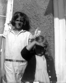 Systrarna Marie-Louise och Mechtild Berg.

Fotograf är Maria Berg född Flach.

Kapten Sigge Flachs samling, Prinshaga, Axvall.