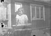 Marie-Louise Berg, 1 år.

Marie-Louise Berg, gift Grauers, f. 1914.

Fotograf är Maria Berg, född Flach.

Kapten Sigge Flachs samling, Prinshaga, Axvall.