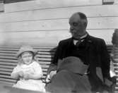 Kapten Sigge Flach med barnbarnet Marie-Louise Berg.

Marie-Louise Berg, gift Grauers, f. 1914.

Kapten Sigge Flachs samling, Prinshaga, Axvall.

Fotograf: Maria Berg, född Flach.