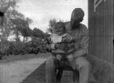Knut Berg med dottern Marie-Louise.

Marie-Louise Berg, gift Grauers, f. 1914.

Kapten Sigge Flachs samling, Prinshaga, Axvall.

Fotograf: Maria Berg, född Flach.