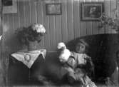 Marie-Louise Berg på Knutstorps veranda.

Marie-Louise Berg, gift Grauers, f. 1914.

Kapten Sigge Flachs samling, Prinshaga, Axvall.

Fotograf: Maria Berg, född Flach.
