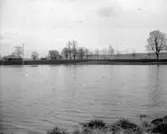 Knutstorp i bakgrunden.
Antagligen är översvämningen orsakad av snösmältning. Platsen för denna alltid kallad för 
