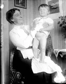 Kapten Sigge Flachs samling, Prinshaga, Axvall.

Marie-Louise Berg, gift Grauers, f. 1914.

Fotograf: Maria Berg, född Flach.