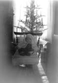 Första julen på Milsmaden för fotografens förstfödda dotter Anita, här sittande i farfars stol.
1927.