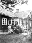 Härlunda socken. Gotland.
Östgöta-främmande på Gotland, Härlunda. C:a 1932.
Fr.v:
Karin Andersson, Ellen Andersson, Emil Jansson med dottersonen Erik Andersson i knäet,  hans hustru Alma Jansson, bakom henne Arvid Andersson, Carl Magnus Andersson, hans hustru Eva Vilhelmina Andersson, bakom henne Berta Andersson, Anita (dtr t. Carl Magnus o Eva Vilhelmina), Kerstin, Elisabeth Jansson, systrar till Eva Vilhelmina), Elsa Andersson samt stående i dörren, Eric Jansson (bror till Eva Vilhelmina) med systerdottern Brita Andersson i famnen.