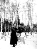 Härlunda socken. 
Vinterbild från Milsmadens trädgård.
Anna Nilsson med dotter Inga-Brita.
1920-tal.