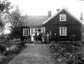 Härlunda socken. 
Släktfoto från Gotland, Härlunda.
Fr.v: Elsa Andersson, dotter Majken Andersson, Ellen Andersson, Karin Andersson med Anita på armen, okänd, Ida Lundgren med dotter Maja, Berta Andersson, Karl Magnus och Eva Vilhelmina Andersson.