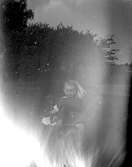 Härlunda socken.Anita Andersson i farfars stol i trädgården på Milsmaden.