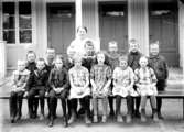 Randstorps skola c:a 1927.
Lärarinnan Märta Karlsson, Randstorp, Fägre.
Nr 5 i bakre raden: Henry Persson
Nr 6 i främre raden: Inga Magnusson, gift Backlund, svägerska till fotografen.