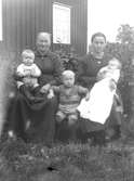 Greta Johansson, syster till fotografen, med sina barn: Klas, Arne o Ivar och svärmodern Greta.