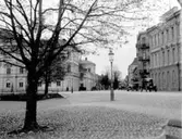 Residenset till vänster i bild.
Dubbelplåt.