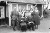 Familjen Lundell/Bergström 1940-45.
Sittande 
1. Hilma Lundell
2. Edvin Lundell, skomakare
Stående fr.v
3. Sven Lundell
4. Maja
5. Svea
6. Majvor
7. Lisa
8. Ingrid Bergström