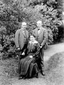 Bilden på syskonen Fischer från runt 1920. Ivan Fischer t.v 1884-1960 
Knut Fischer t.h 1896-1960, båda Blidsberg Anna Persson f. Fischer 1890-1966 Påverås Falköping