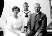Karl Hansson bedrev hatt-, möss-, pälsvaru- och herrekiperingsaffär i Skara.
Med på bilden är hustrun Dagmar och sonen Arne.