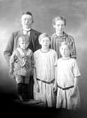 Karl Johansson född 1884, död 1967 och
hustrun Anna, född 1892, död i barnsäng 1931, dagen efter att sonen, Henry föddes. 
Med på bilden är deras tidigare barn:
Kristina, född 1914 och Ingrid, född 1917,
pojken på bilden är en fosterson vid namn Kurt.