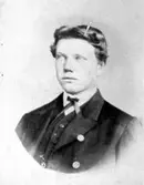Frans Theodor Jonsson.
Född i Kroksjöhult, Älgarås, juldagen 1851. Död 1922.

1885 ordförande i kommunalstämma och kommunalnämnd.
1894 landstingsman.
Ordförande i Hova tingslags vägstyrelse.
Kassaförvaltare för Hova tingslags tingshus och läkarebostadskassa.
Vid riksdagsmannaval uppställd som kandidat på de moderatas lista.
