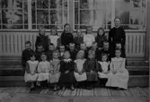 Bakre raden:                                           Reprofotograf: Gunnar Berggren.
1. Elsa Andersson, Sjöbacka
2. Hildur             , Nolkärr
3. Vendela Hammar
4.
5.
6. Helga Granath
7. Sofia Gustavsson
Mittraden:
1. Bernhard Andersson, Starrebäckkärr
2. Gustav Bredin
3. Karl Karlsson, Stenfallet
4. Ferdinand Jansson, Mäloset
5. Arvid Larsson, Kyrkängen
6. Bengt Larsson, Kyrkängen
7. David Karlsson, Jvg
8. Nils Kjellén, Jvg
9. Bernhard Pettersson, Pjungserud
Främre raden:
1. 
2. Anna Elfman, Jvg
3. Ester Jansson, Mäloset
4. Elsa Larsson, Åsen
5. Sara Karlsson, Jvg
6. Signe Gustavsson, Kyrkängen
7. Berta Spets (gick inte i skolan)
8. Tekla Vesterlund, Mäloset
