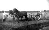 Arrendator Samuel Sandén, Prästgården.
Nathan Sandén i ljusare hatt. Han övertog arrendet 1919. 
(fram till 1925).

Reprofotograf: Gunnar Berggren.