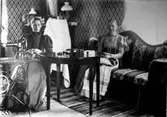 Hulda Säll (Eriksson) och Maria. 
Troligen taget hos Maria Andersson, som under sin tid som finsömmerska hyrde hos Johan Gustavsson i Kyrkängen.

Reprofotograf: Gunnar Berggren.