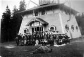 Kinnekulle omkring 1909.
Förmodligen  en av de tidigaste skolresorna från Älgarås.

Reprofotograf: Gunnar Berggren.