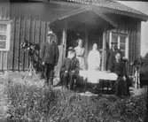 Soldatbostället nr 161, Skaga.
Revs 1936.
Fr.v:
1. Anton Emil
2. Johan Fredrik Emil
3. Anna Emil
4. Signe Emil
5. Gustav Emil
6. Christina Emil