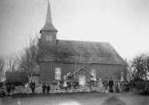 Ungdomar framför Älgarås kyrka.