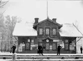 Älgarås Järnvägsstation.
Förmodligen Callerström (med säkerhet ej Elfman).

Reprofotograf: Gunnar Berggren.